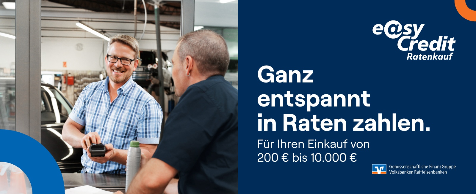 Zwei Männer an einer Werkstatttheke, ein lächelnder Kunde reicht ein Kartenterminal, links Auto im Hintergrund, rechts blaues Werbebanner der easyCredit Ratenkauf-Aktion mit Text Ganz entspannt in Raten zahlen, 200 €–10.000 €