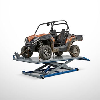 Orange-schwarzer zweisitziger Geländewagen/UTV auf blauer Scherenhebebühne, Überrollkäfig, offene Ladefläche hinten, grobstollige schlammige Reifen, weiße Studioaufnahme.