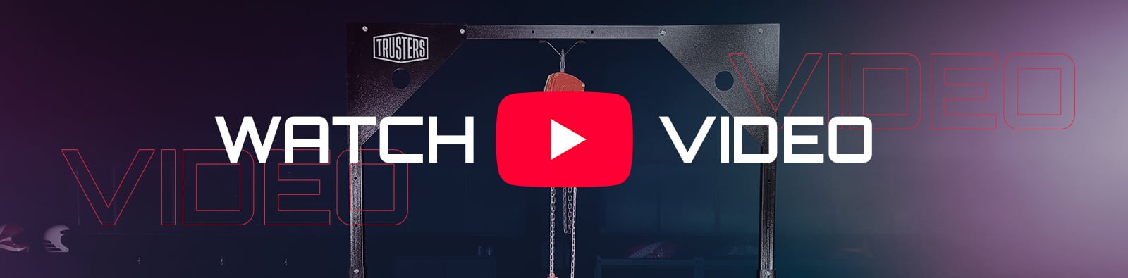Botón de reproducción de YouTube rojo sobre estructura metálica de gimnasio con polea y cadenas, texto WATCH VIDEO en blanco y fondo degradado púrpura