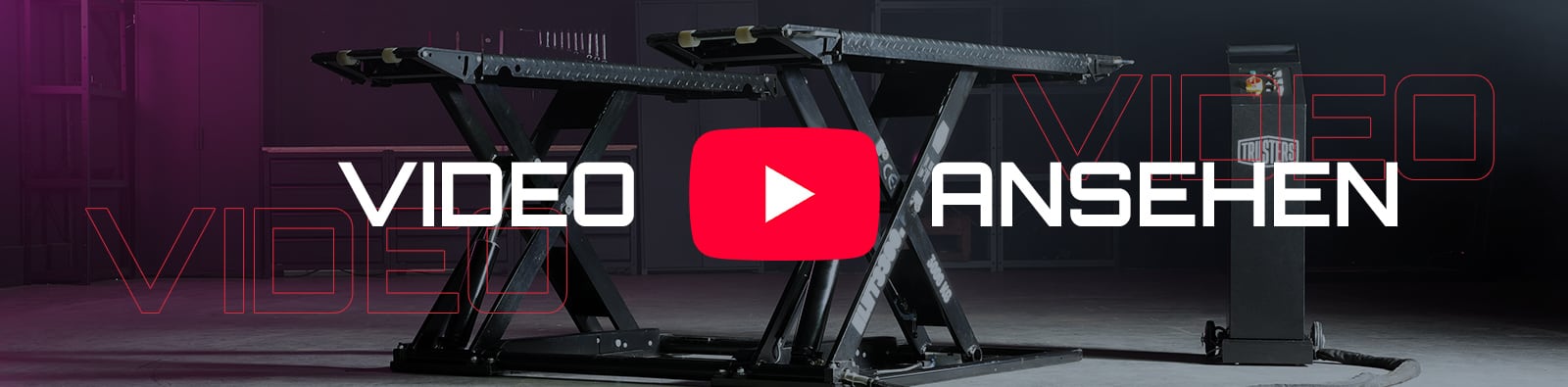 Schwarze Scherenhebebühne in dunkler Werkhalle, mittig rotes YouTube-Play-Symbol und großer Schriftzug VIDEO ANSEHEN, Steuerpult rechts, Betonboden und dezente rosafarbene Beleuchtung im Hintergrund