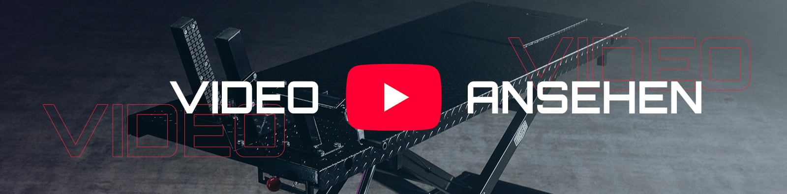 Schwarzer Werkstatt-Hebetisch mit Riffelblechoberfläche vor Betonboden, überlagert von großem roten YouTube-Play-Symbol und weißer Schrift VIDEO ANSEHEN, dezente rote Umrissschrift VIDEO im Hintergrund