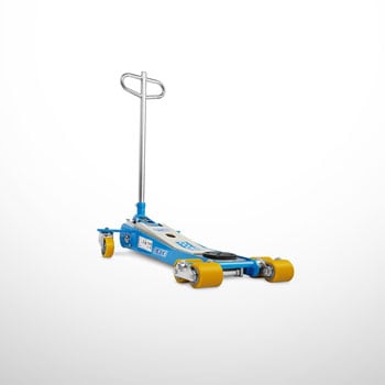 Blauer hydraulischer Rangierwagenheber mit langem verchromtem Griff und gelben Rollen, flaches Profil, freigestellt auf weißem Hintergrund