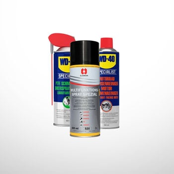 Drei Sprühdosen auf weißem Hintergrund: zwei blaue WD-40 Specialist-Dosen mit roten Sprühköpfen hinten, eine graue Multifunktions-Spraydose vorne