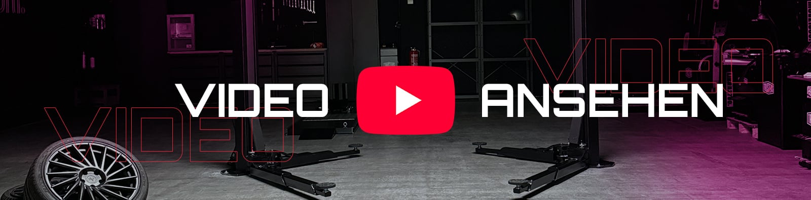 Dunkle Autowerkstatt mit Hebebühne, liegendem Felgenrad links; großer roter YouTube-Play-Button mittig und weißer Schriftzug VIDEO ANSEHEN, rosa-violette Lichtakzente