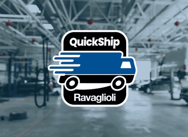 Logo QuickShip Ravaglioli mit stilisiertem blauen Lieferwagen und Bewegungslinien, weiße Schrift auf schwarzem Hintergrund, zentriert vor verschwommenem Auto-Werkstatt-Inneren