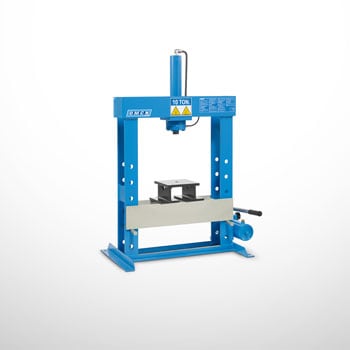 Blaue 10‑Tonnen-Werkstattpresse mit senkrechtem Hydraulikzylinder, verstellbarer Pressplatte und Handhebel vor neutralem weißem Hintergrund