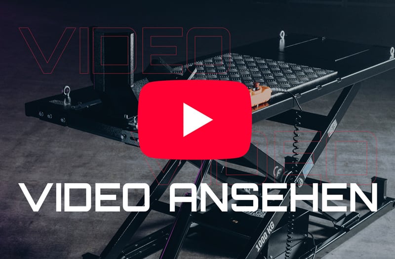 Schwarze Scheren-Hebebühne mit rautenmuster Metallplattform, Steuergerät und Spiralkabel, überlagert von rotem YouTube-Play-Symbol und großem weißen Schriftzug VIDEO ANSEHEN