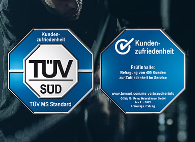 Zwei blaue oktogonale TÜV SÜD‑Plaketten nebeneinander; links das TÜV SÜD‑Logo mit Schriftzug Kundenzufriedenheit und TÜV MS Standard, rechts ein Prüfsiegel mit Häkchen, Kundenzufriedenheit und Hinweis auf Befragung von 455 Kunden.