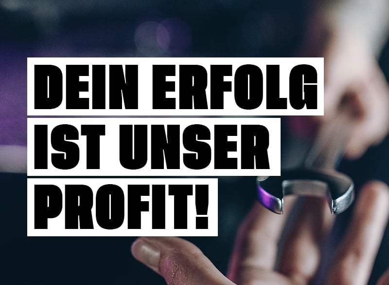 Großer Schriftzug DEIN ERFOLG IST UNSER PROFIT! auf weißen Balken vor verschwommenem Hintergrund mit Händen, die ein metallisches Werkzeug halten