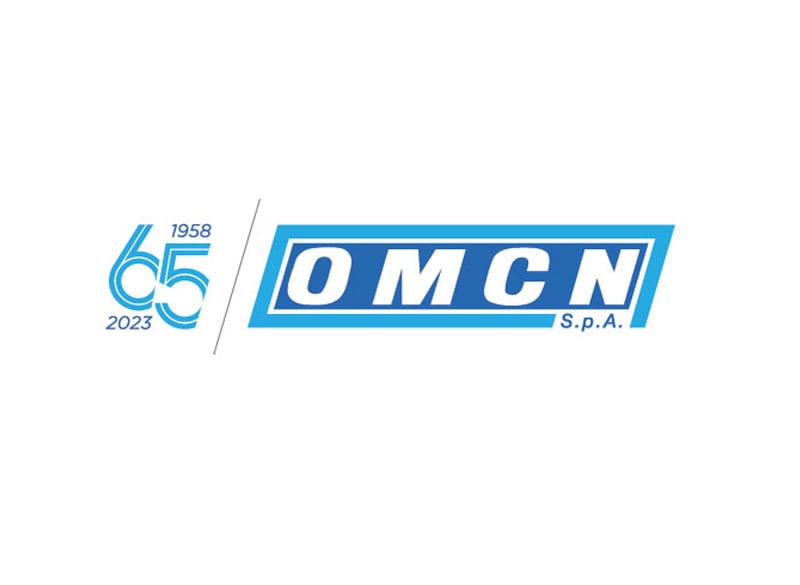OMCN S.p.A. Logo in blau, daneben Jubiläumszeichen 65 mit den Jahreszahlen 1958 und 2023, durch eine dünne senkrechte Linie getrennt