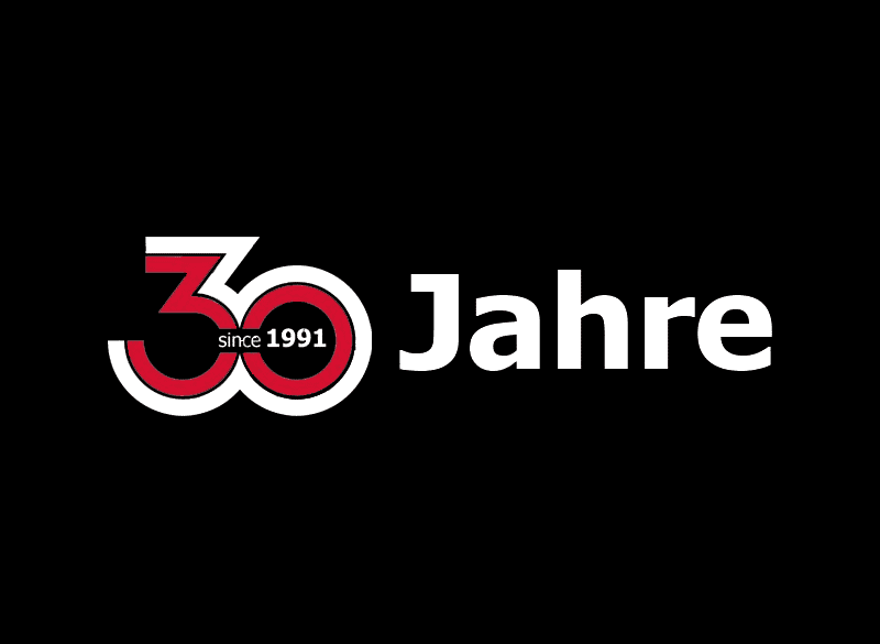 Jubiläumslogo: rote und weiße Zahl 30 mit kleinem Text since 1991 im Nullkreis, daneben großes weißes Wort Jahre auf schwarzem Hintergrund