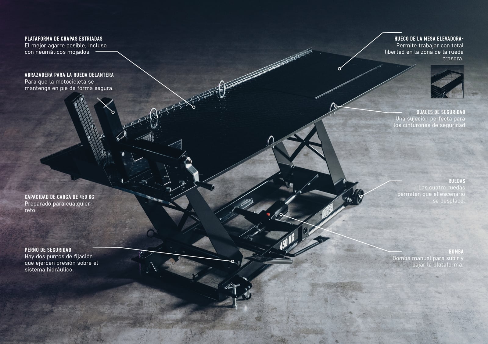 Mesa elevadora negra para motocicletas vista en ángulo, plataforma antideslizante con ojales de seguridad, abrazadera y hueco para la rueda, bomba manual, ruedas móviles, perno de seguridad y capacidad indicada de 450 kg sobre suelo gris