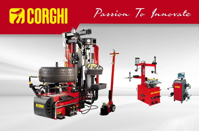 Corghi-Werbebild mit gelbem Logo und dem Slogan Passion To Innovate, im Vordergrund vier rote Werkstattmaschinen: großer Reifenmontierer mit montiertem Reifen, Reifenheber, Auswuchtmaschine und Achsvermessungsgerät