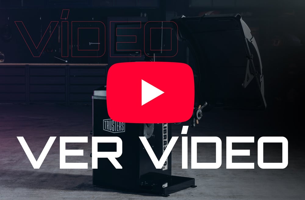 Icono rojo de reproducción de YouTube centrado sobre una máquina industrial en un taller oscuro, con el texto grande en blanco VER VÍDEO en la parte inferior