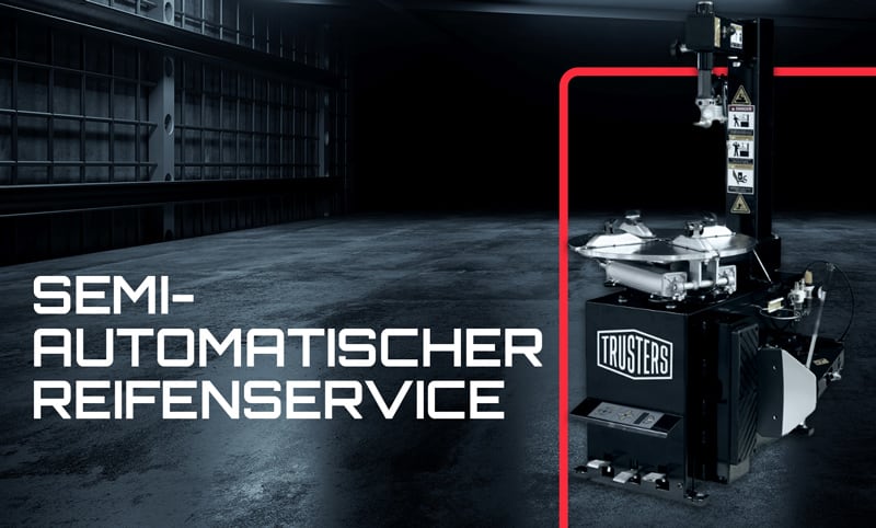 Werkstatthalle mit halbautomatischer Reifenmontiermaschine rechts, Markenaufdruck TRUSTERS, großer Schriftzug SEMI-AUTOMATISCHER REIFENSERVICE links, dunkler Betonboden und roter Rahmenakzent