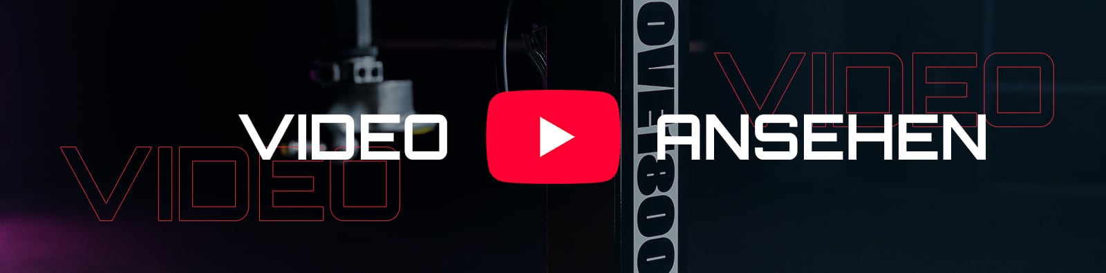 Dunkles Banner mit mittigem rotem YouTube-Play-Icon, links großer weißer Schriftzug VIDEO, rechts großer weißer Schriftzug ANSEHEN, dezente rote Kontur-Schriftzüge VIDEO im Hintergrund und angedeutetes Studiostativ