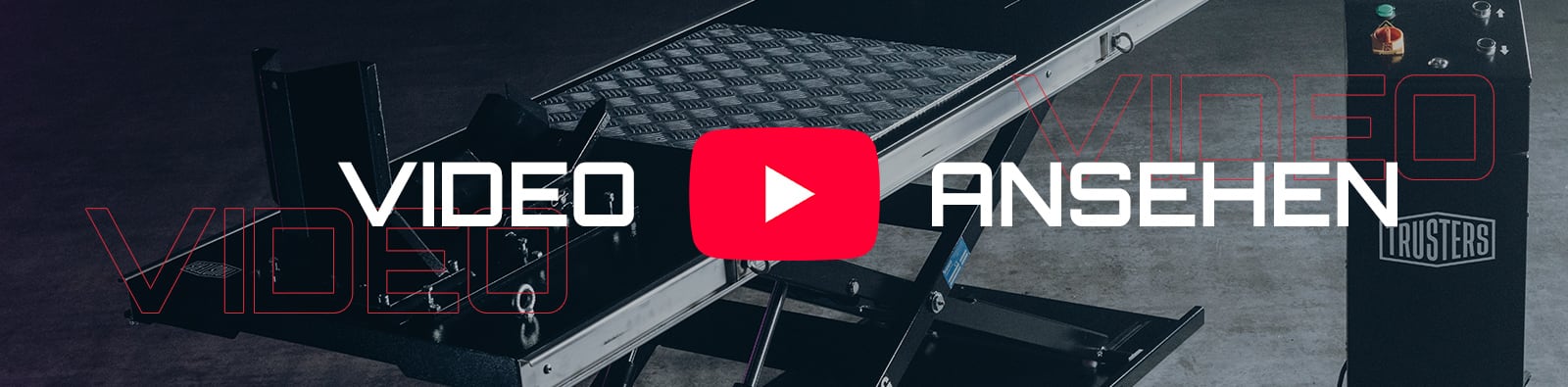 Zentriertes rotes YouTube-Play-Icon zwischen weißem Schriftzug VIDEO links und ANSEHEN rechts, davor eine Metall-Hebebühne/Transportplattform und rechts ein schwarzer Transportkoffer mit Schriftzug TRUSTERS auf grauem Betonboden