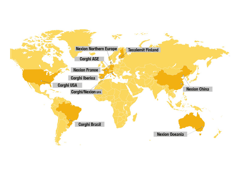 Weltkarte in Gelbtönen mit Markierungen und grauen Textfeldern für Standorte: Nexion Northern Europe, Tecalemit Finland, Corghi ASE, Nexion France, Corghi Iberica, Corghi USA, Corghi/Nexion SPA, Corghi Brasil, Nexion China, Nexion Oceania