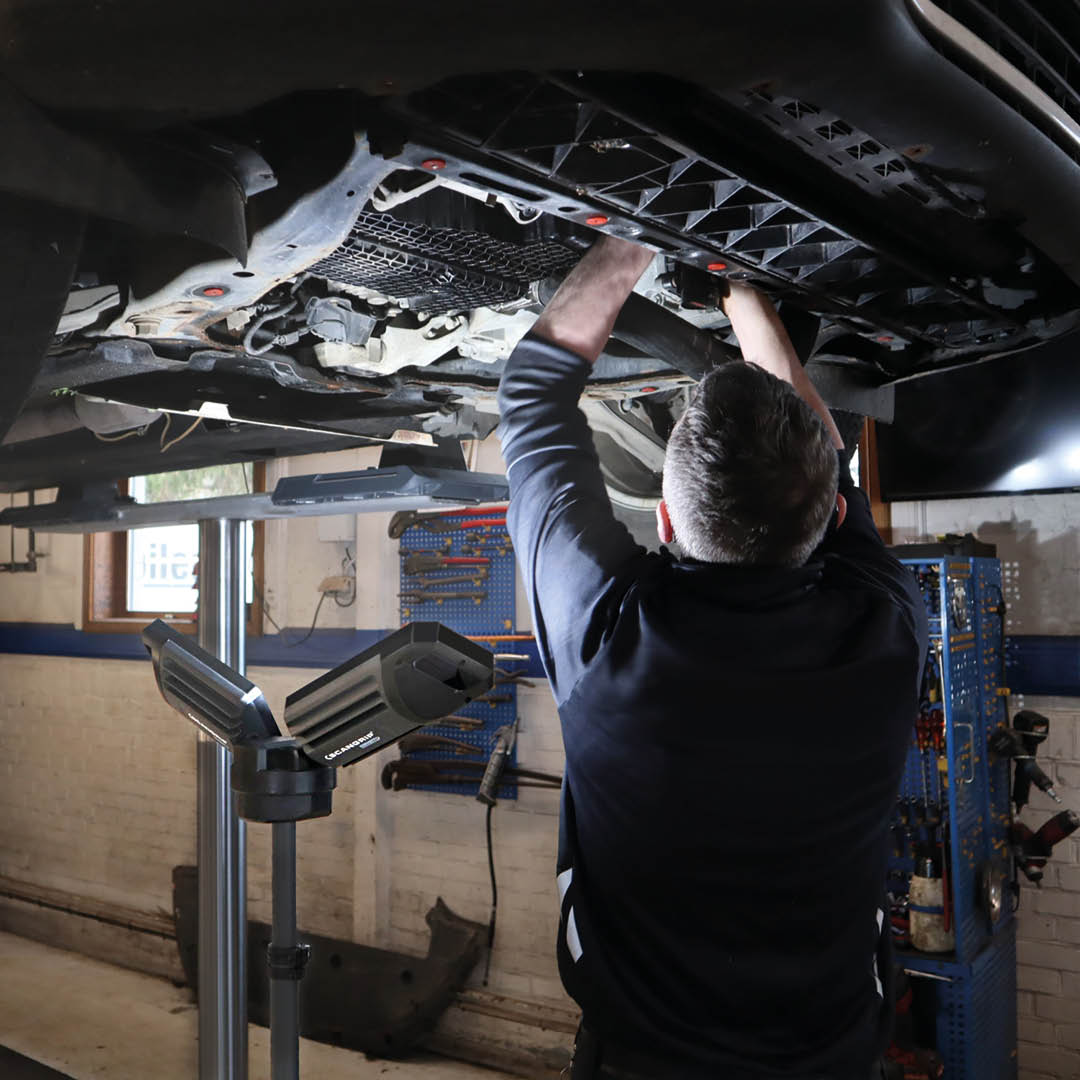 TOWER 5 CONNECT Strahler mit 5000 Lumen und integriertem Stativ