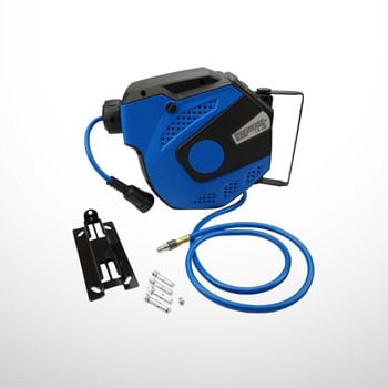 Blau-schwarze automatische Schlauchaufroller mit aufgewickeltem blauen Druckluftschlauch, Metallmontagehalterung und drei Adapterstücken auf weißem Hintergrund