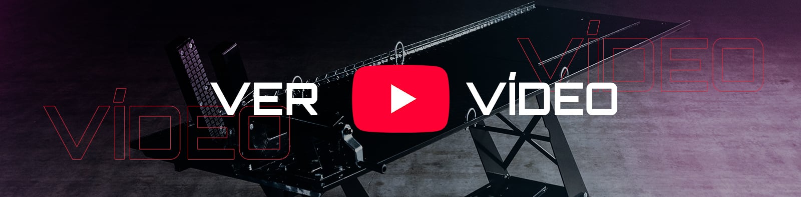 Botón de reproducción rojo de YouTube centrado, texto VER VÍDEO en blanco y contornos rojos de la palabra VIDEO sobre una mesa metálica oscura y suelo de hormigón gris