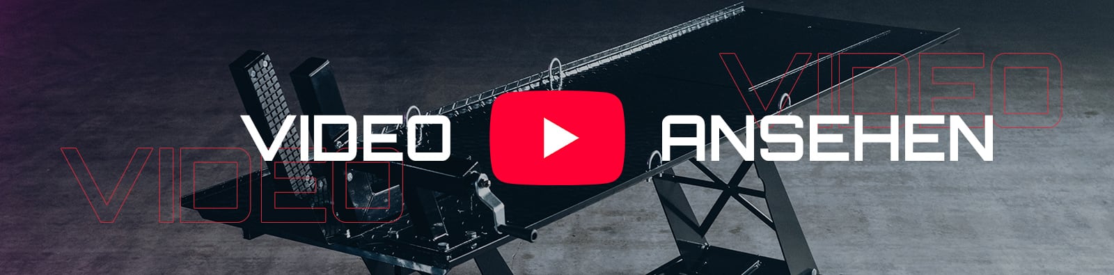Schwarzer verstellbarer Industrietisch auf Betonboden, mittig rotes YouTube-Play-Symbol, große weiße Schrift VIDEO ANSEHEN und rote konturierte Schrift VIDEO als grafisches Overlay