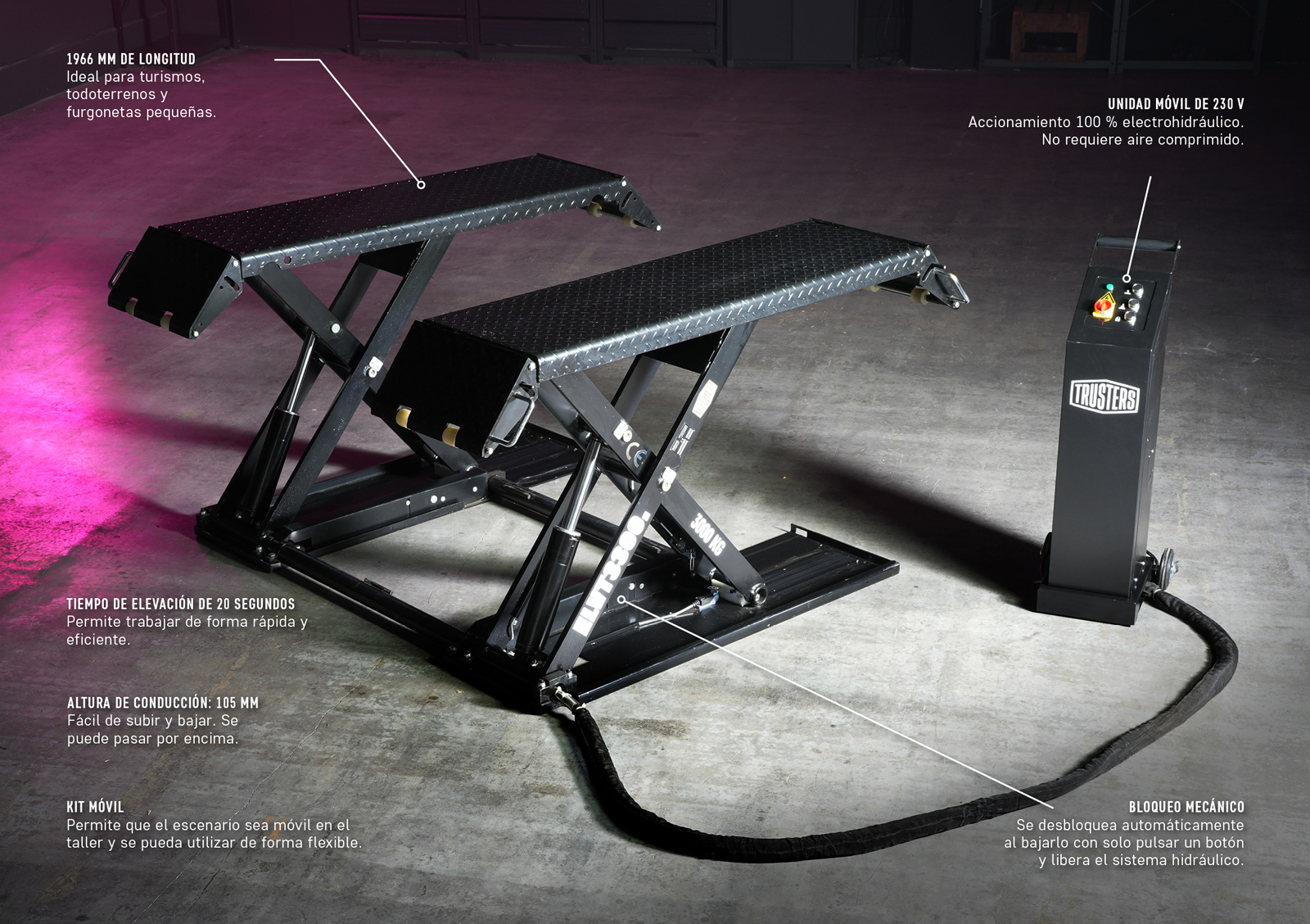 Elevador de tijera hidráulico negro con dos plataformas de chapa antideslizante, unidad de control móvil conectada por manguera, sobre suelo de taller con iluminación lateral rosa y textos explicativos en el fondo