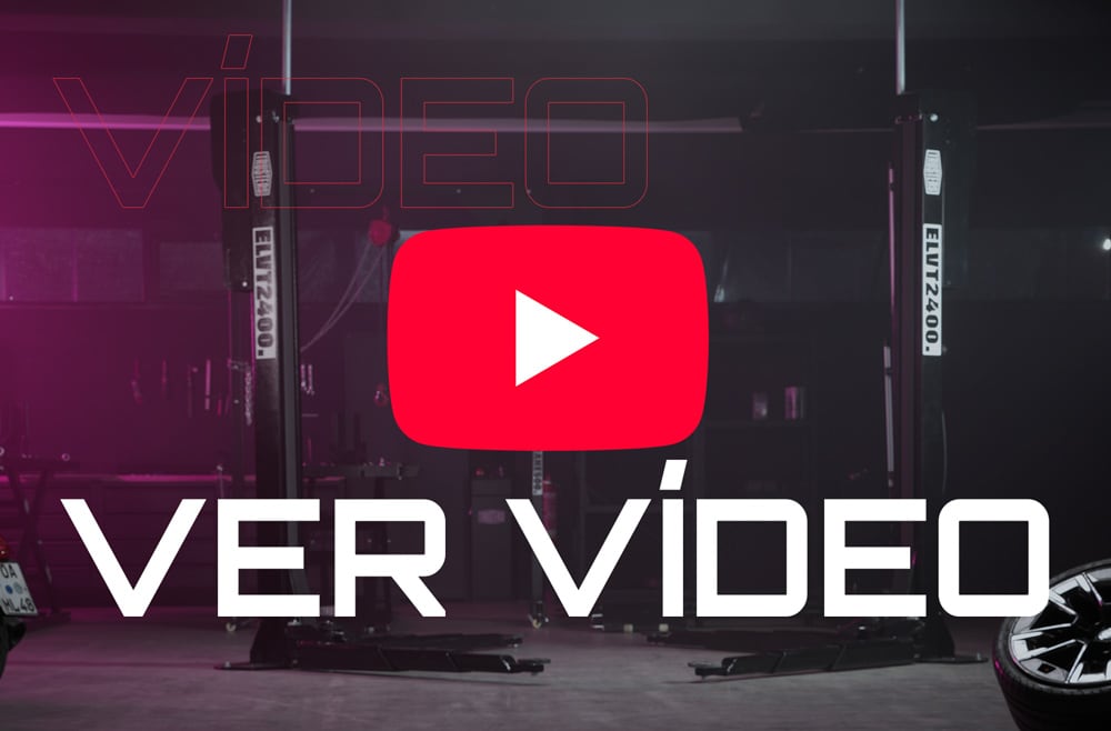 Icono rojo de reproducción de YouTube centrado sobre fondo de taller automotriz con elevadores de coches, ruedas visibles en los bordes y texto blanco grande VER VÍDEO