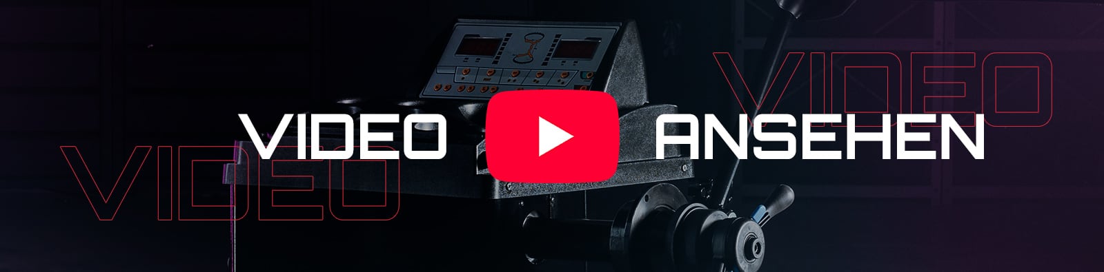 Zentrales rotes YouTube-Play-Symbol vor dunklem Maschinen- bzw. Kamera-Steuerpult, großer weißer Schriftzug VIDEO ANSEHEN und rote konturierte Schriftzüge VIDEO links und rechts