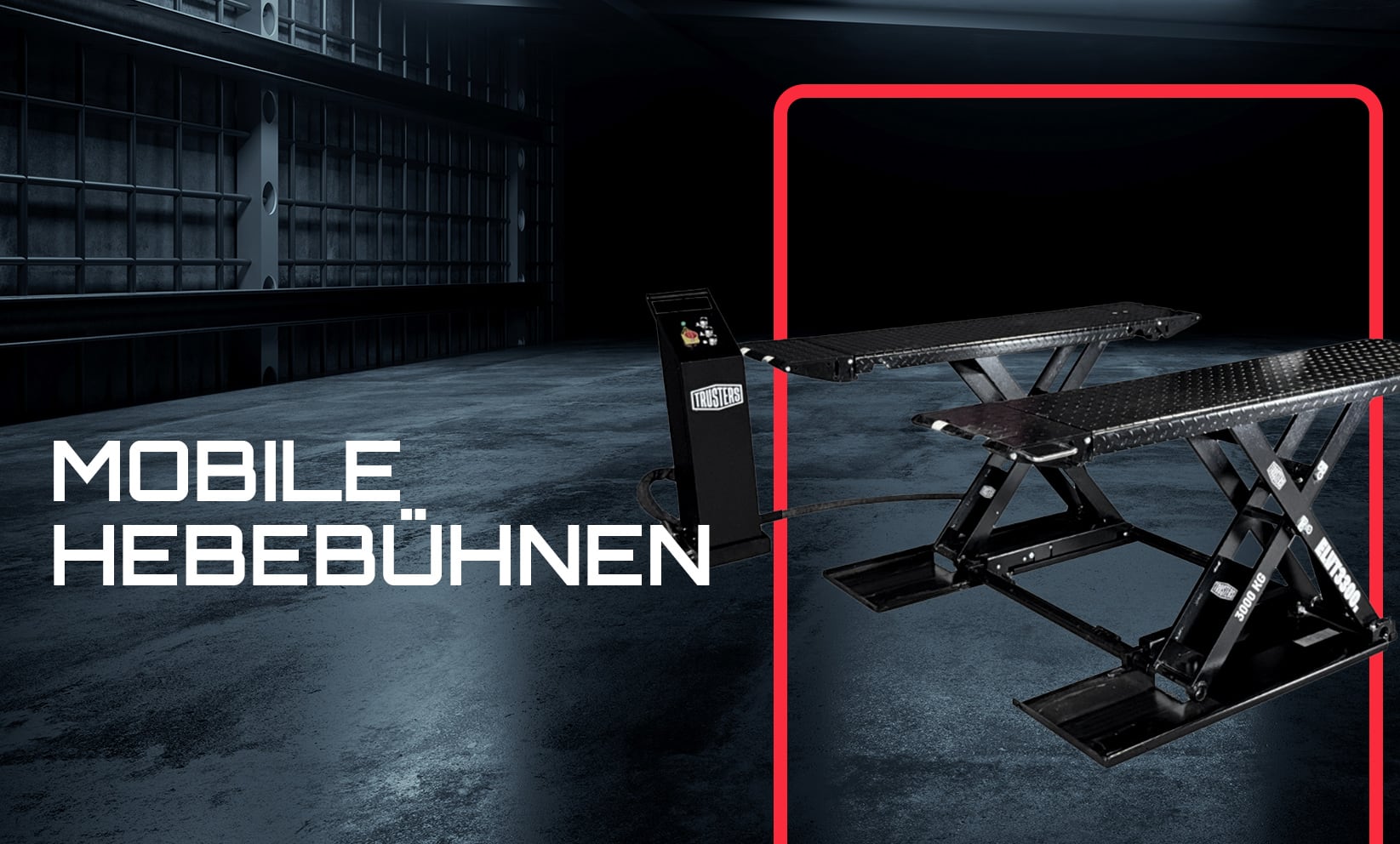 Zwei schwarze mobile Scherenhebebühnen nebeneinander, Steuergerät mit Kabel davor, auf dunklem Betonboden in einer Industriehalle, roter Rahmenakzent rechts und großer weißer Schriftzug MOBILE HEBEBÜHNEN links
