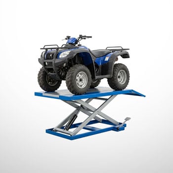 Blaues Vierrad-ATV (Quad) mit Front- und Heckträger auf einer blauen Scherenhebebühne, isoliert vor weißem Hintergrund