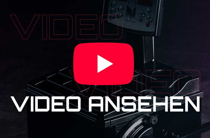 Rote YouTube-Play-Schaltfläche mittig vor schwarzer Filmkamera; großer weißer Schriftzug VIDEO ANSEHEN; dunkler Hintergrund