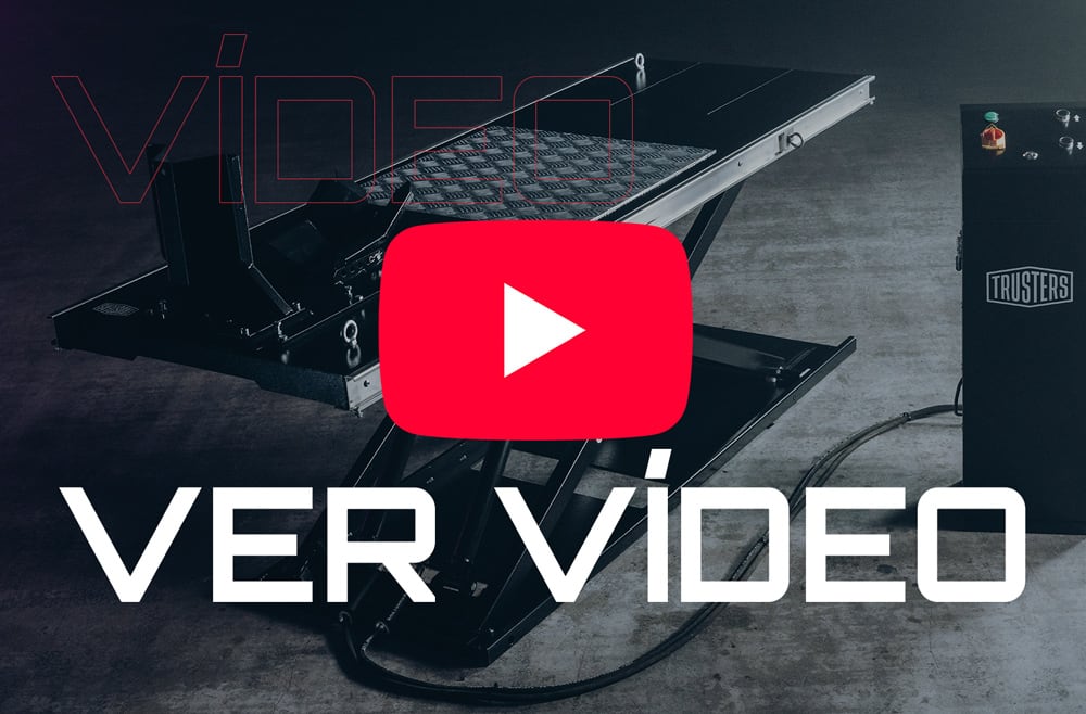 Plataforma elevadora tipo tijera en taller sobre suelo de hormigón, gran icono rojo de reproducción de YouTube centrado y texto blanco VER VIDEO en primer plano; unidad de control con logo a la derecha