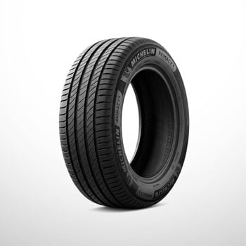 Ein einzelner schwarzer Michelin-Autoreifen, aufrecht stehend und leicht geneigt, gut sichtbares Profil und Seitenwand mit Markenaufdruck, freigestellt vor weißem Hintergrund