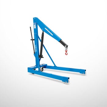 Blauer hydraulischer Werkstattkran (Motorheber) mit ausfahrbarem Ausleger, Hydraulikzylinder, zwei langen Fahrgestellschienen auf Rollen und rotem Haken, freigestellt vor weißem Hintergrund