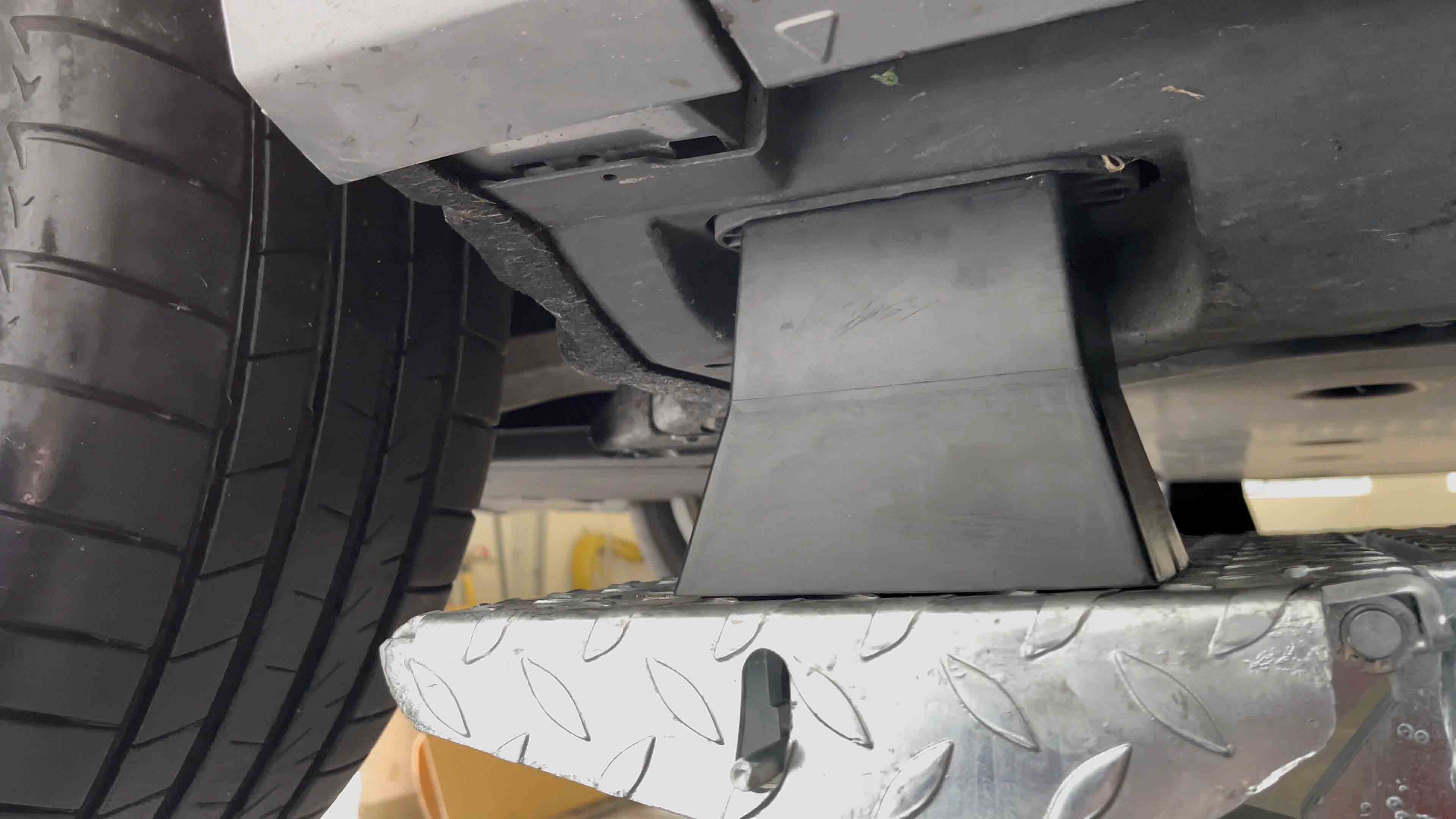 Spezial Gummi Aufnahme für FIAT 500 Elektro und Elektro- und Hybridfahrzeuge mit rechteckigem Aufnahmepunkt