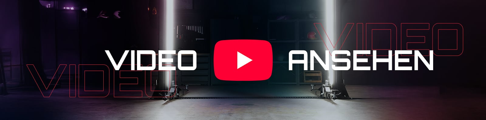 Rotes YouTube-Play-Button-Icon zentriert, links großes VIDEO, rechts ANSEHEN in weißer Schrift, dunkles Industrie-Studio mit zwei vertikalen Leuchtstäben und technischem Equipment auf dem Boden