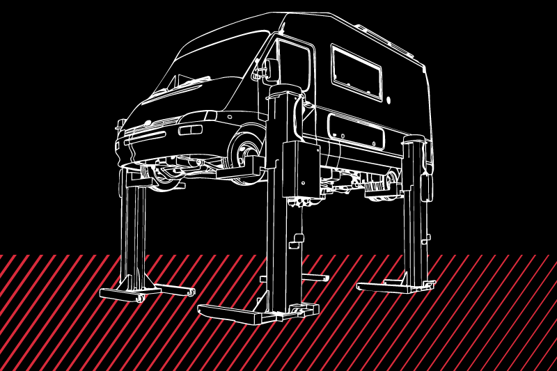 Weißes Linien‑Schnittbild eines Vans auf einer viersäuligen Hebebühne, seitlich-vorderliche Ansicht, vor schwarzem Hintergrund und rotem, diagonal gestreiftem Boden