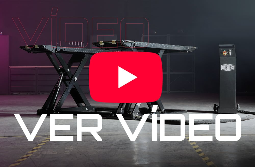 Plataforma elevadora tipo tijera en taller oscuro, gran icono rojo de YouTube con triángulo blanco superpuesto y texto blanco VER VIDEO en primer plano