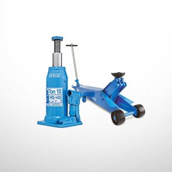 Zwei blaue Wagenheber auf weißem Hintergrund: ein stehender Hydraulik-Flaschenheber und ein flacher Rangierwagenheber mit Rollen