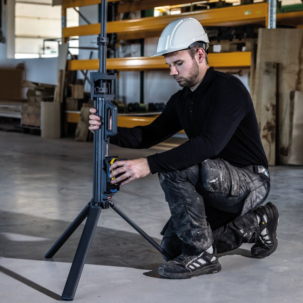 TOWER 5 CONNECT Strahler mit 5000 Lumen und integriertem Stativ