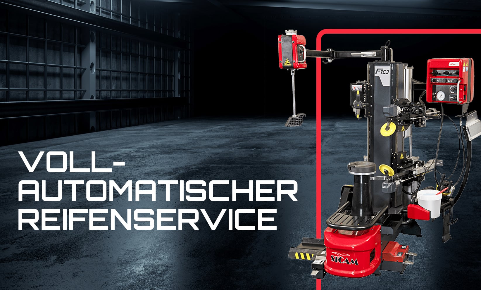 Vollautomatische Reifenmontiermaschine (rot-schwarz) rechts in einer dunklen Werkstatt, links großer weißer Schriftzug VOLL-AUTOMATISCHER REIFENSERVICE auf Asphaltboden