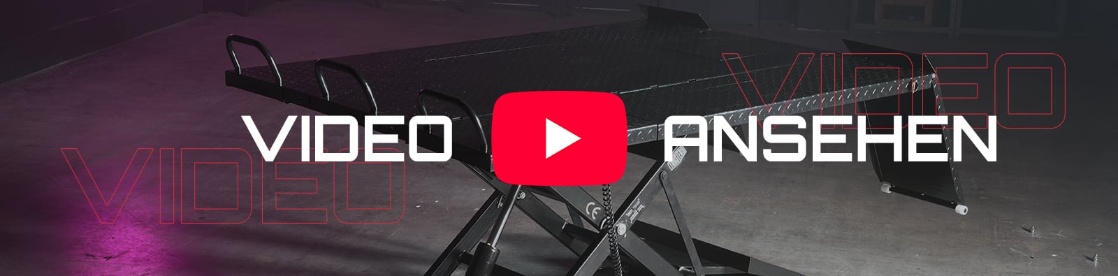 Schwarze Scherenhebebühne in einer Werkstatt auf grauem Betonboden, mittig rotes YouTube-Play-Symbol und weißer Schriftzug VIDEO ANSEHEN, seitliche rote Kontur-Schriftzüge und violettes Lichtreflex