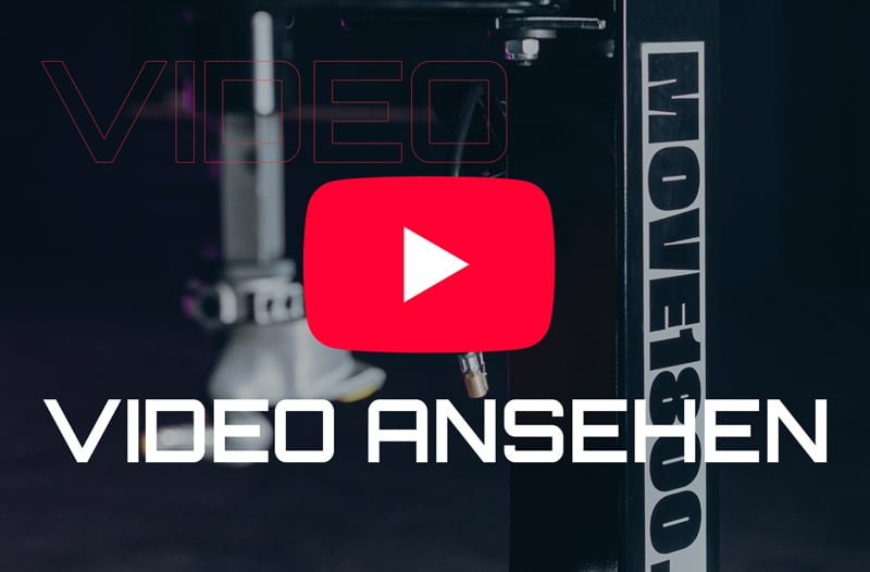 Rotes YouTube-Play-Icon mittig, darunter großer weißer Schriftzug VIDEO ANSEHEN, dunkler industrieller Hintergrund mit unscharfem Mikrofon/Mechanik links und vertikalem Metallpfosten rechts