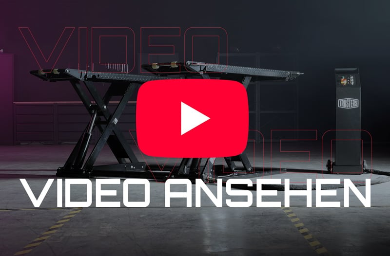 Scherenhebebühne in leerer Werkstatt auf Betonboden, großes rotes YouTube-Play-Symbol mittig und weißer Schriftzug VIDEO ANSEHEN, Bedienpult mit Markenlogo rechts im Bild