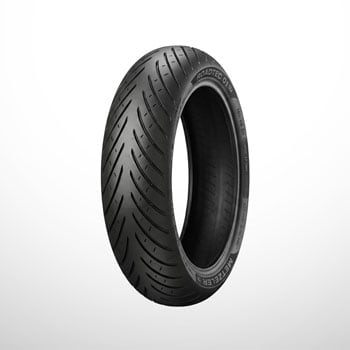 Schwarzer Motorradreifen mit V‑förmigem Laufflächendesign, freigestellt und aufrecht vor weißem Hintergrund