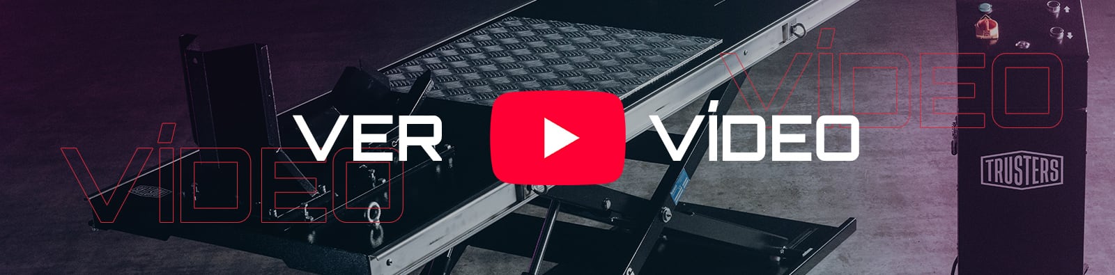 Plataforma elevadora y equipo de escenario con ruedas y caja negra con logo TRUSTERS sobre suelo gris, botón rojo de play de YouTube centrado y textos grandes "VER" y "VÍDEO" superpuestos