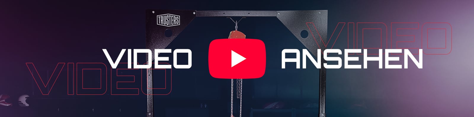 Rotes YouTube-Play-Symbol über einer Metall-Fitness-Rig mit Ketten, großer weißer Schriftzug VIDEO ANSEHEN, dezenter lila-blauer Farbverlauf im Hintergrund und kleines Trusters-Logo oben links