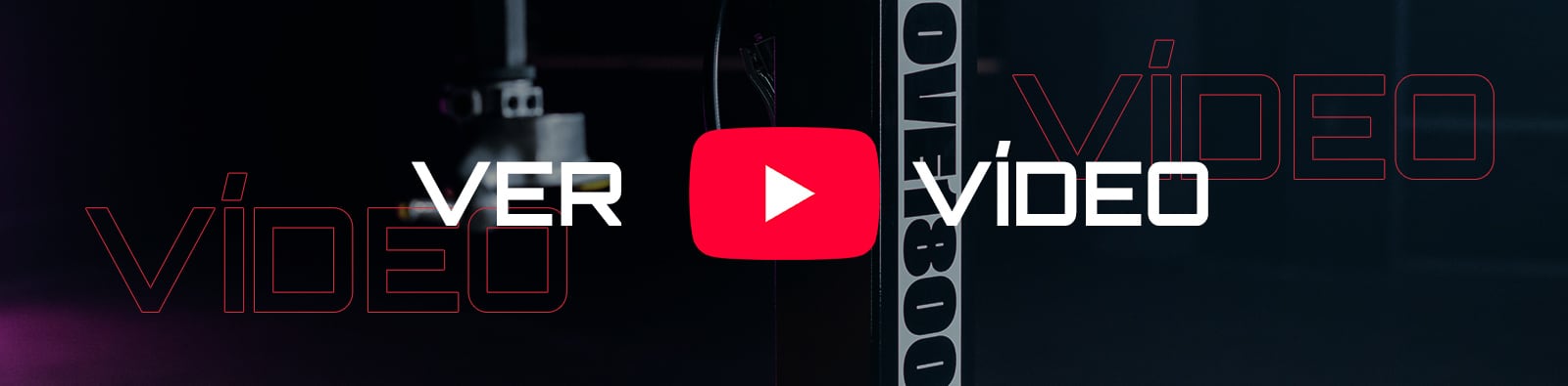 Icono de reproducción de YouTube rojo con triángulo blanco centrado sobre fondo oscuro, con el texto grande VER VÍDEO en blanco y contorno rojo a ambos lados y un soporte de equipo de estudio vertical desenfocado detrás