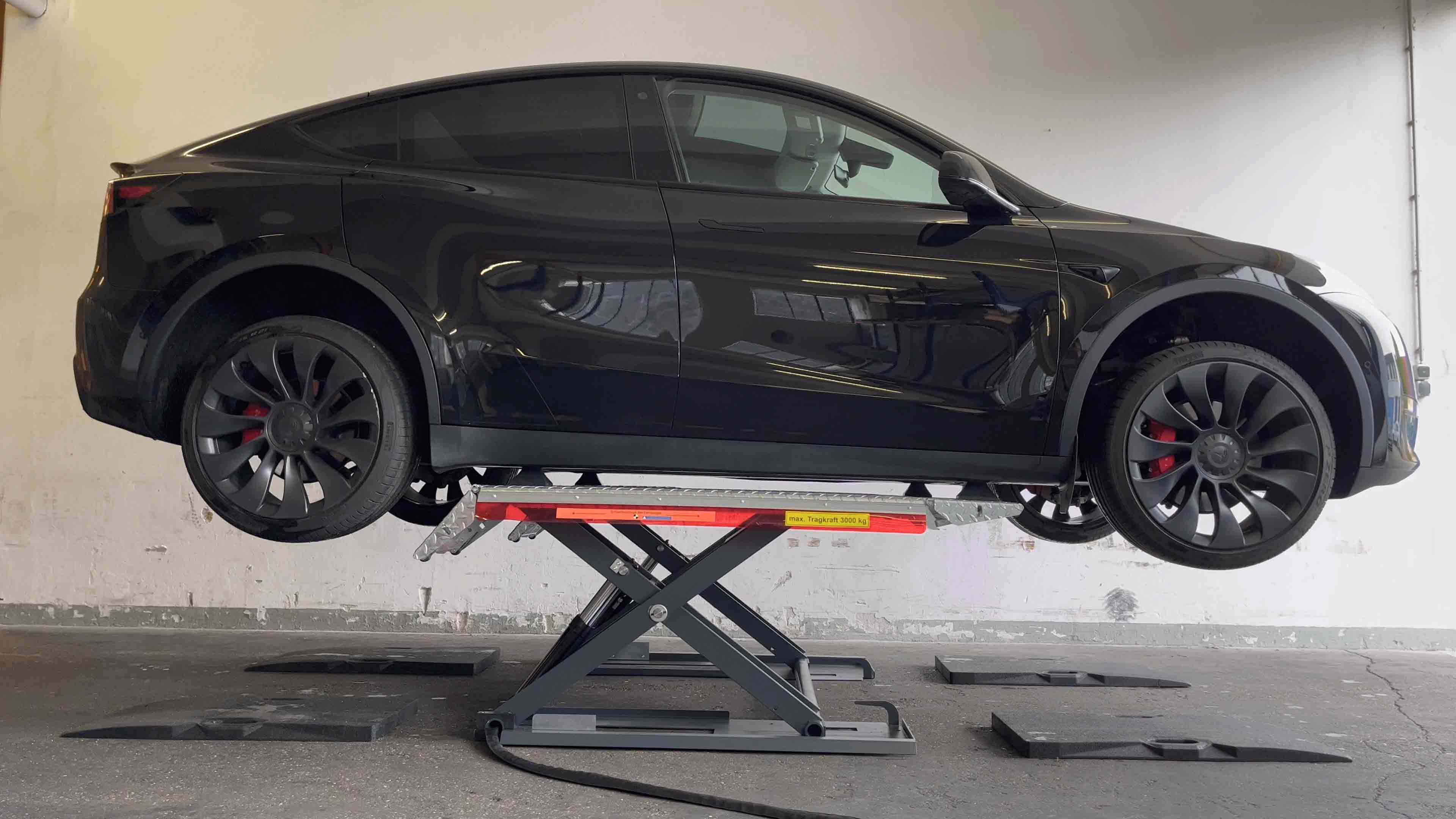 Spezial Gummi Aufnahme für TESLA Modell Y und andere Elektro- und Hybridfahrzeuge mit rundem Aufnahmepunkt